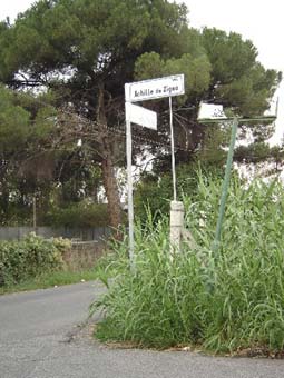 Collocati i segnali “nome-strada” dietro il Pertini