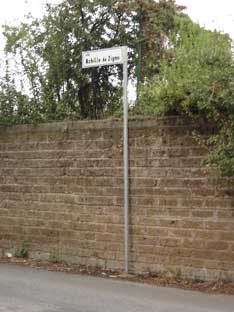 Collocati i segnali “nome-strada” dietro il Pertini