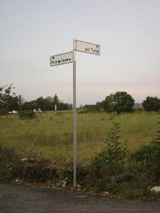 Collocati i segnali “nome-strada” dietro il Pertini