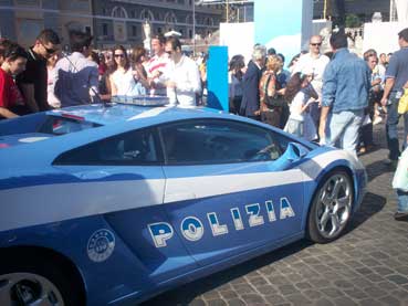 Il popolo nella piazza è il protagonista della 155° anniversario della Polizia