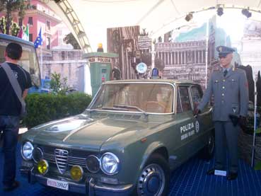 Il popolo nella piazza è il protagonista della 155° anniversario della Polizia