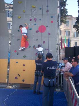 Il popolo nella piazza è il protagonista della 155° anniversario della Polizia
