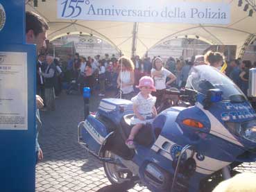 Il popolo nella piazza è il protagonista della 155° anniversario della Polizia