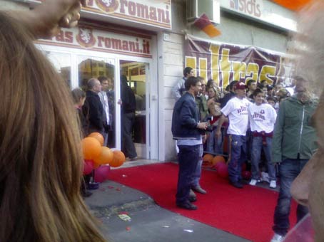 Francesco Totti a Centocelle per l’inaugurazione della sede Ultras Romani