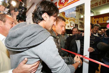 Francesco Totti a Centocelle per l’inaugurazione della sede Ultras Romani