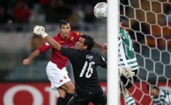 Vucinic scaccia la crisi e la Roma avanza in Champions League