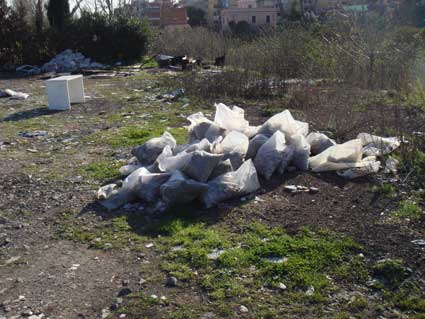 Eliminare la discarica dietro il campo di calcio del Quarticciolo