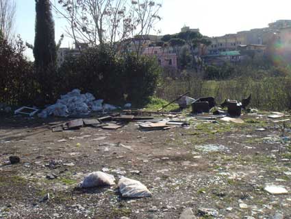 Eliminare la discarica dietro il campo di calcio del Quarticciolo