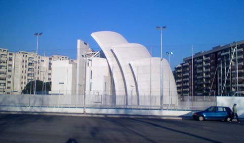 Richard Meier deplora “l’orribile recinzione” del campo di calcetto dietro la sua chiesa