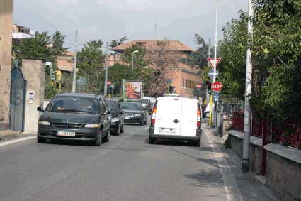 Mancanza di marciapiedi e di sicurezza in via del Casaletto a Monteverde