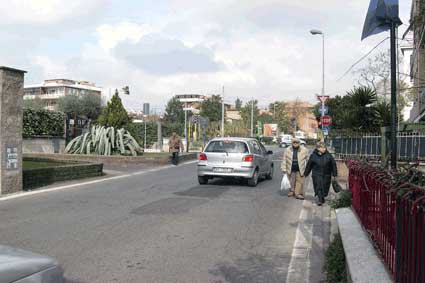 Mancanza di marciapiedi e di sicurezza in via del Casaletto a Monteverde