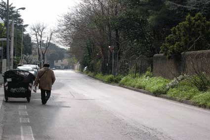 Mancanza di marciapiedi e di sicurezza in via del Casaletto a Monteverde
