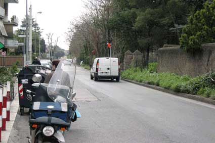Mancanza di marciapiedi e di sicurezza in via del Casaletto a Monteverde