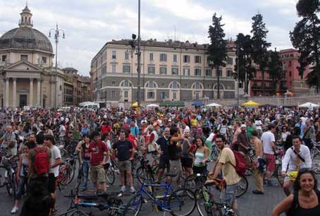 Roma invasa da migliaia di biciclette per la Critical Mass Interplanetaria