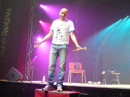 Con Alessandro Di Carlo prende il via la rassegna “Mostro Comico” al Tendastrisce