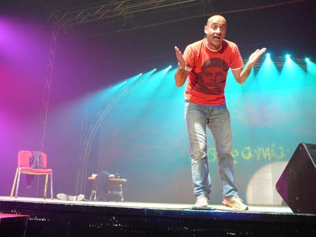 Con Alessandro Di Carlo prende il via la rassegna “Mostro Comico” al Tendastrisce