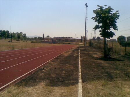 Incendio minaccia l’impianto d’atletica e rugby a Tor Tre Teste