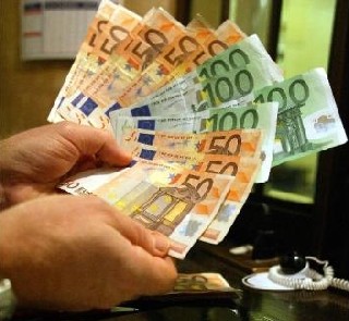 Il 13 per cento degli italiani vive con 500-600 euro al mese