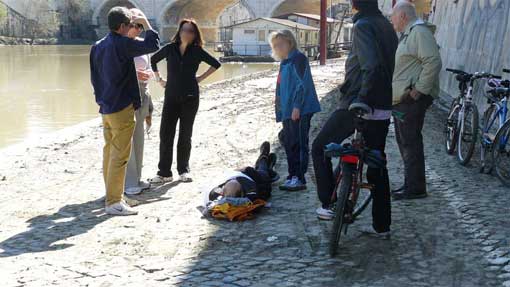 Aspettando l’ambulanza sulla ciclabile del Tevere