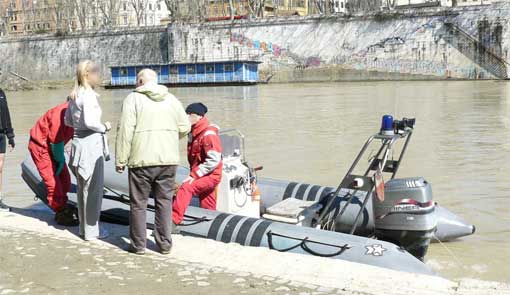 Aspettando l’ambulanza sulla ciclabile del Tevere