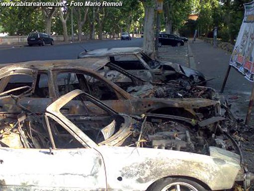 Auto incendiate rimangono ‘parcheggiate’ su lungotevere in Augusta