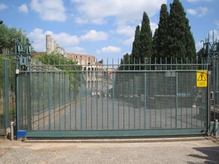 Colosseo. Un’isola pedonale protetta da cancelli e ringhiere