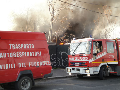 In fiamme un autodemolitore sulla Togliatti