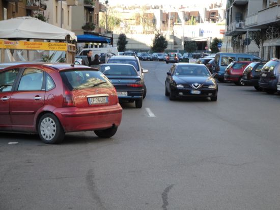 Via dei Castani, alla faccia del ‘Passo Carrabile’