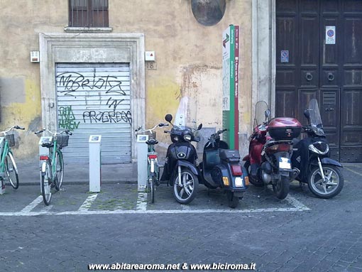 Gli spazi del Bike Sharing invasi dagli scooter