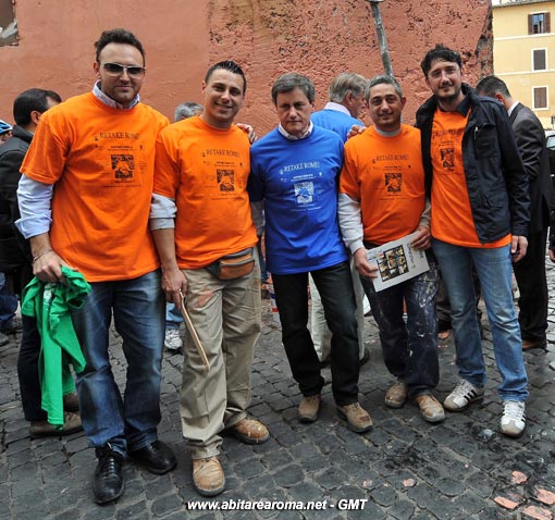 Alemanno ripulisce i muri di Trastevere