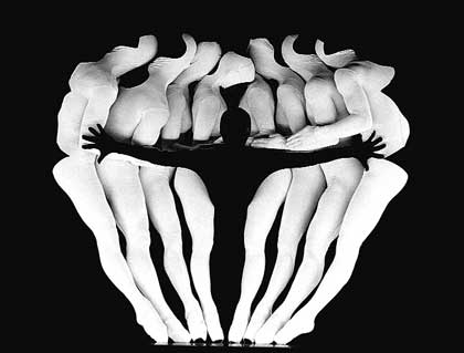 I Momix incantano con il loro “Sun Flower Moon”