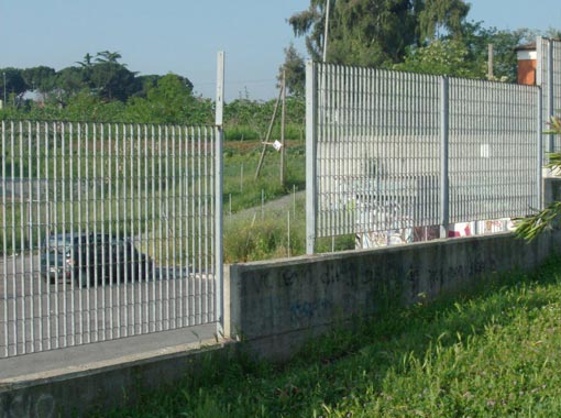 Vandali ancora in azione al parco delle Rupicole a Torre Maura