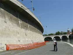 Si stacca un pezzo di cornicione a Lungotevere Prati
