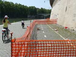 Si stacca un pezzo di cornicione a Lungotevere Prati