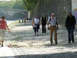 Si stacca un pezzo di cornicione a Lungotevere Prati