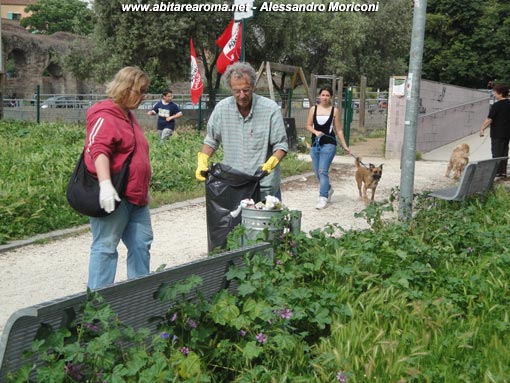 Liberare parco Sangalli e aree verdi intorno a largo Pettazzoni da incuria e degrado