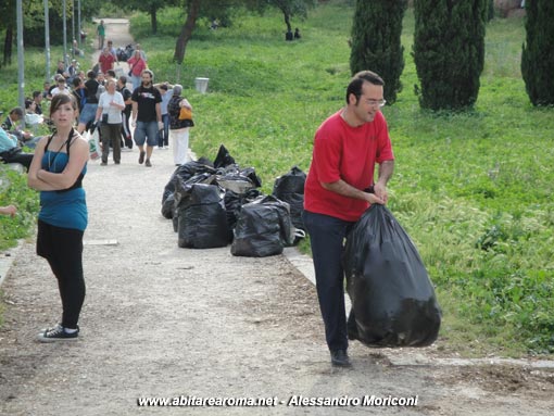 Liberare parco Sangalli e aree verdi intorno a largo Pettazzoni da incuria e degrado