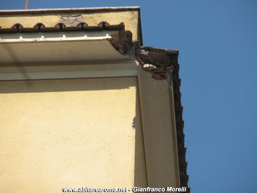 Caduta cornicione in via delle Calendule a Centocelle