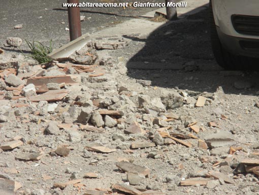 Caduta cornicione in via delle Calendule a Centocelle