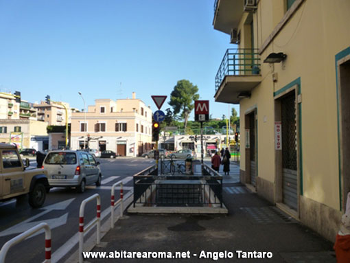 Riapparsi, dopo due anni, i pali della M rossa della fermata metro A