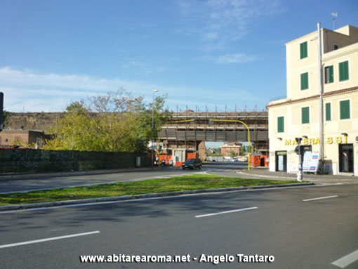 Riapparsi, dopo due anni, i pali della M rossa della fermata metro A