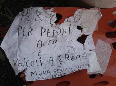 A via De Zigno anche il pericolo crollo