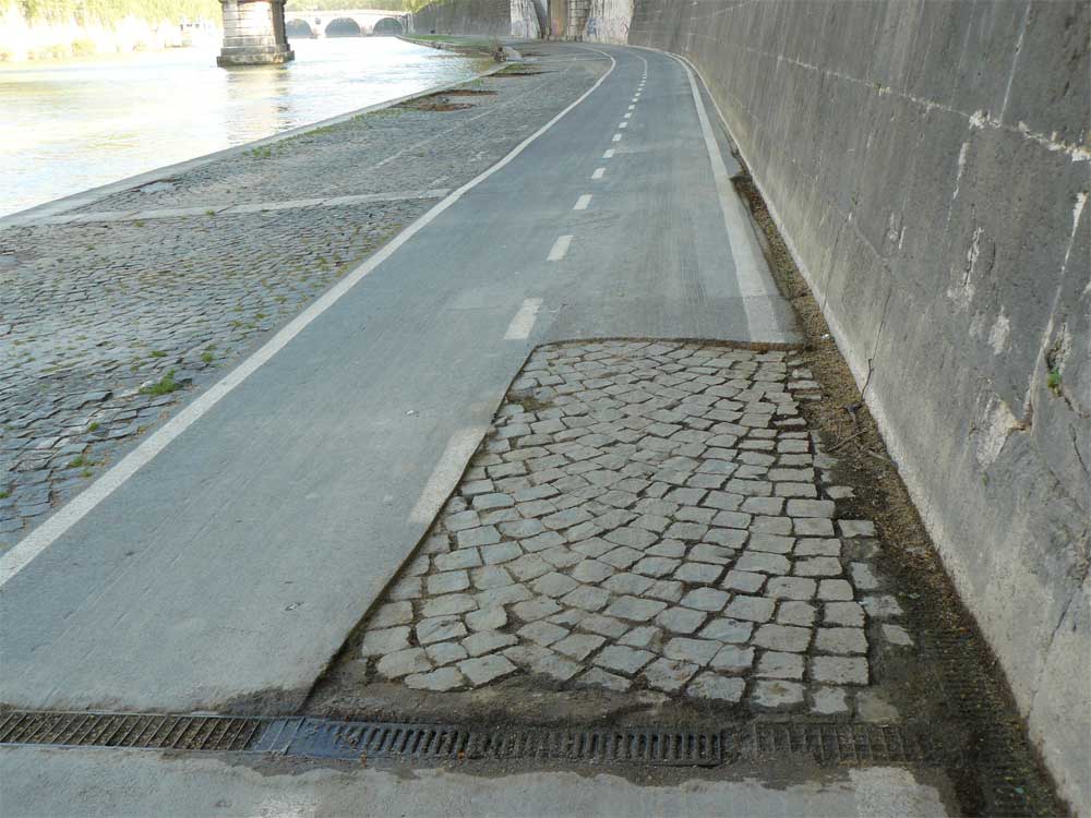 La banchina del Tevere continua a perdere pezzi