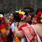 Donne mentre si decorano - foto Stefano Romano