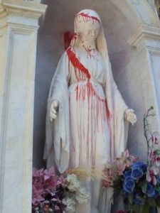 Villa-Pamphilj-la-statua-della-Madonna-insanguinata-dai-vandali_pictureofday
