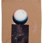 -SR, Sphere & Pedestal, 2007, collage su cartone, 33 x 27.9 cm (collage), 38.1 x 33 x 3.8 cm (incorniciato). Courtesy l’artista.