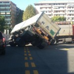 Tir ribaltato via Tirelli Portonaccio