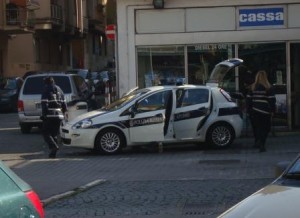 Auto dei Vigili in tre per lavarla