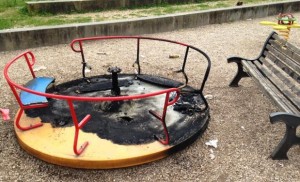 garbatella-parco-nobles-giostra-incendiata-619x376