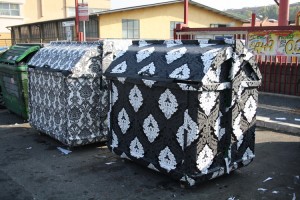 Alcuni dei cassonetti decorati da C.Finley a Roma